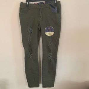 NWT Distressed skinny jeans